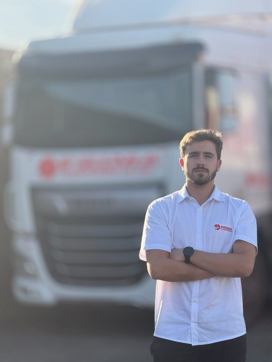 Lucas Carvalho, fundador da Tradutto, em frente a um caminhão